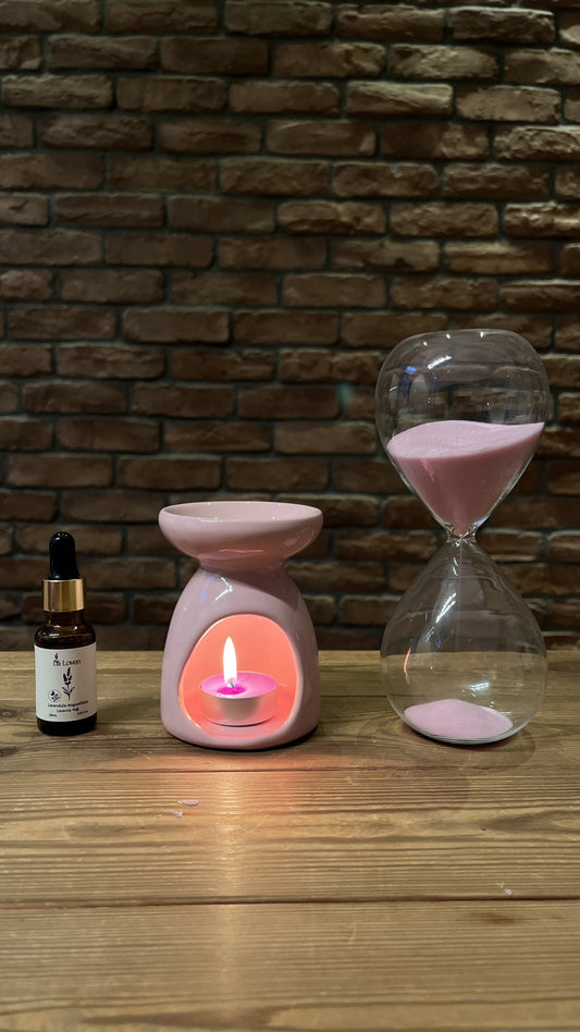 Pembe Buhurdanlık Aromaterapi Seti – 20 ml Lavanta Yağı + Pembe Kumlu Cam Kum Saati