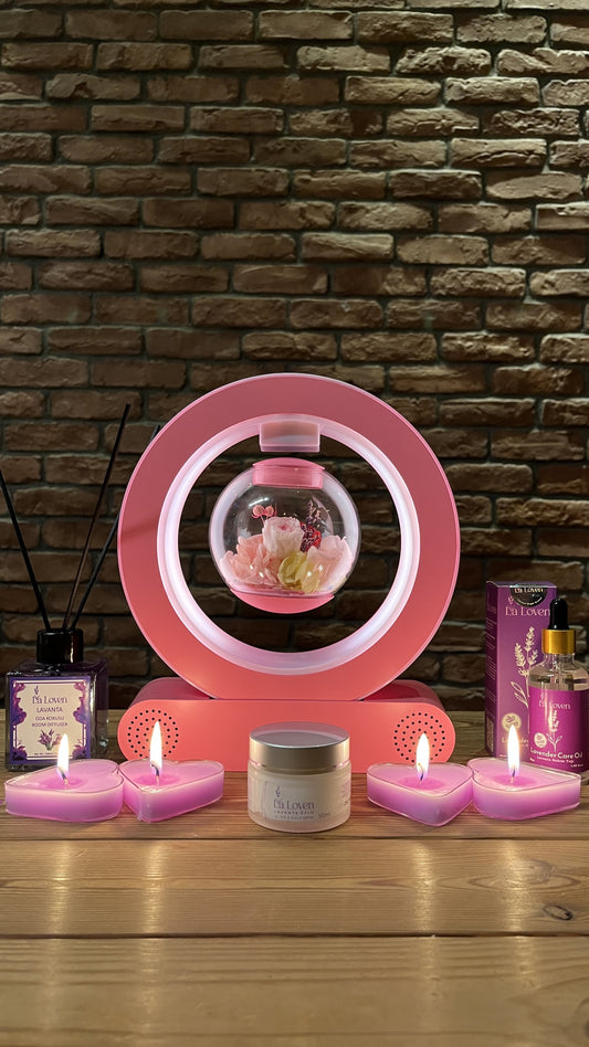 Pembe Çiçekli Bluetooth Müzik Çalar Aromaterapi Seti – Lavanta Oda Kokusu + Kalp Mum 4’lü + Lavanta Bakım Yağı + El Yüz Vücut Kremi