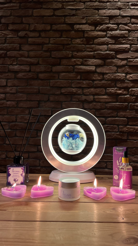 Mavi Çiçekli Bluetooth Müzik Çalar Aromaterapi Seti – Lavanta Oda Kokusu + 4’lü Kalp Mum + Lavanta Bakım Yağı + El Yüz Vücut Kremi
