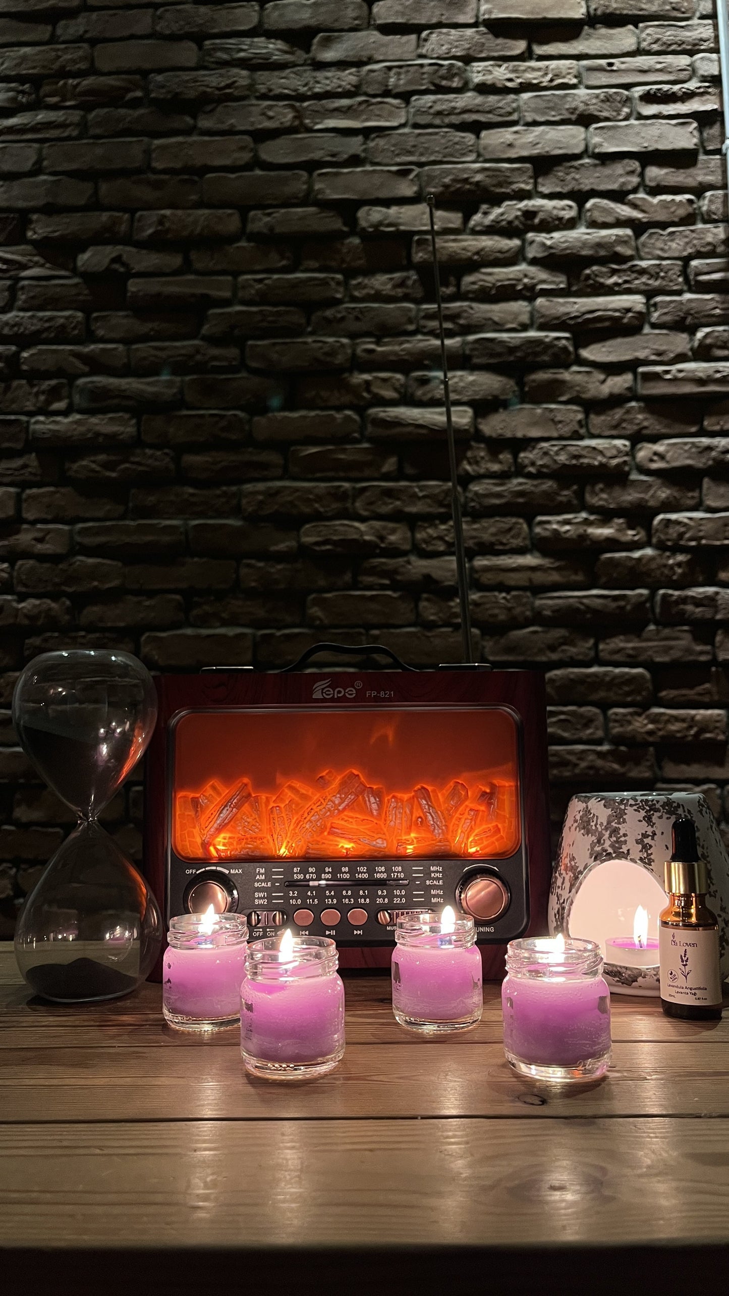 Aromaterapi & Dekor Premium Set – Antika Radyo Tipi Bluetooth Şömine + Siyah Kumlu Kum Saati + Desenli Buhurdanlık + 4’lü Mum + Lavanta Yağı
