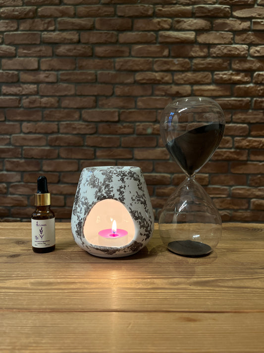 Aromaterapi ve Dekor Seti – Siyah Desenli Buhurdanlık + 20 ml Lavanta Yağı + Siyah Kumlu Kum Saati (Video`lu Görsel)