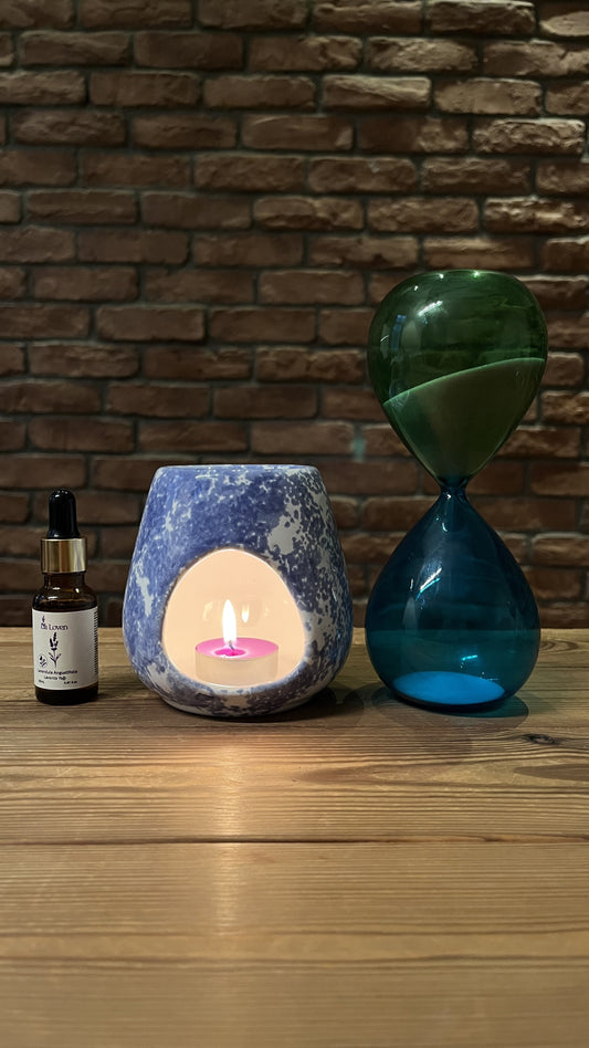 Mavi Desenli Buhurdanlık Seti – Lavanta Yağı + Mavi–Yeşil Renk Kum Saati