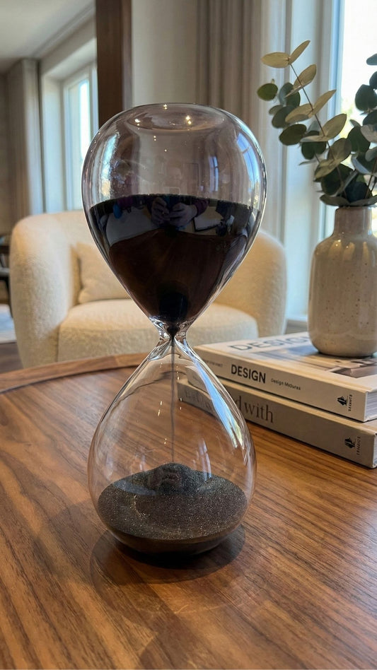 Sade Kum Saati – Cam Gövde, Siyah Kum | Dekoratif Masa Aksesuarı
